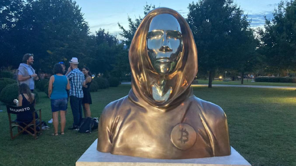 Statua dedicata a Satoshi Nakamoto